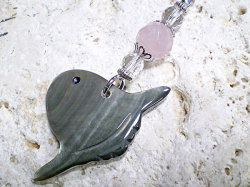 ギフトにもお勧め！黒蝶貝ストラップ★マンボウ【ローズクォーツ/水晶】