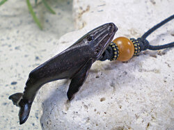 シンプルデザイン★ウッド（木彫り）チョーカー　ザトウクジラ【ウッドビーズ/WCH-1D-001】