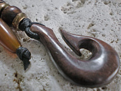 サーファー必見！ウッド（木彫り）キーホルダー　フィッシュフック