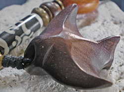 ボーンビーズが個性を演出★ウッド（木彫り）キーホルダー　マンタ