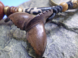 ボーンビーズが個性を演出★ウッド（木彫り）キーホルダー　テール