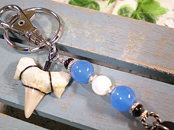 天然石＆スエード☆サメ歯化石キーホルダー/SV【ブルーアゲート