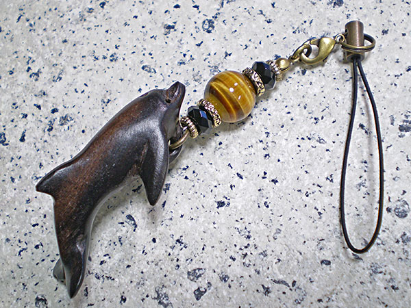 海モチーフ☆ウッド（木彫り）ストラップ イルカ【タイガーアイ