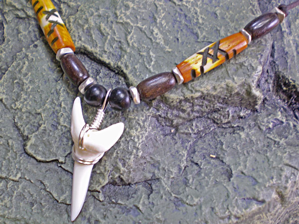 ボーンビーズが個性を演出★アオザメ歯チョーカー