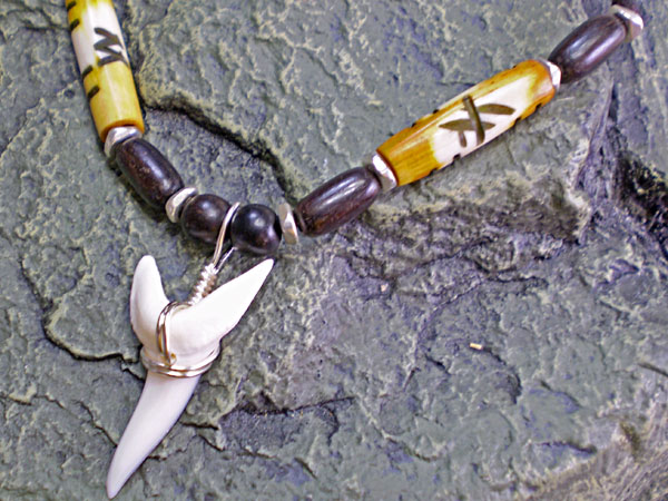 ボーンビーズが個性を演出★アオザメ歯チョーカー