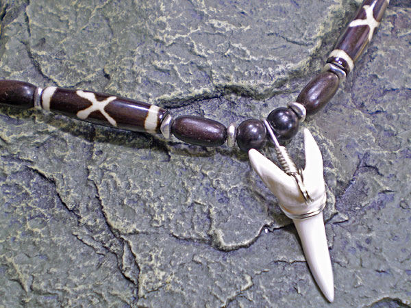 ボーンビーズが個性を演出★アオザメ歯チョーカー