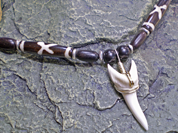 ボーンビーズが個性を演出★アオザメ歯チョーカー