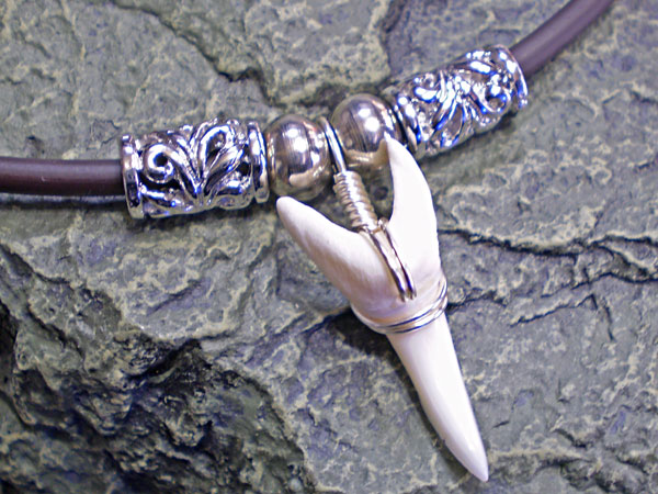 大人テイスト★アオザメ歯チョーカー