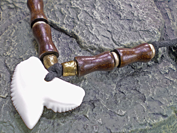 シックなボーンビーズ★イタチザメ（タイガーシャーク）歯チョーカー