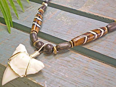 ボーンビーズが個性を演出★メジロザメ歯チョーカー