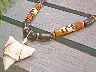 ボーンビーズが個性を演出★メジロザメ歯チョーカー