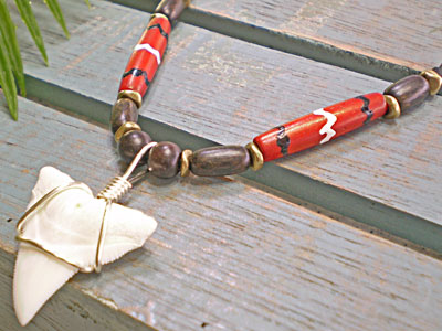 ボーンビーズが個性を演出★メジロザメ歯チョーカー