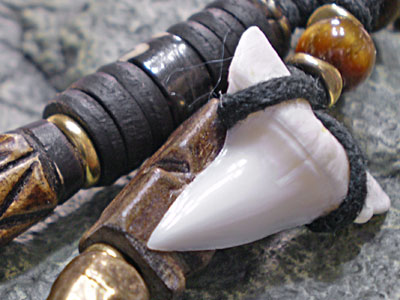 ワンランク上のオシャレ★アオザメ歯ストラップ【タイガーアイ】