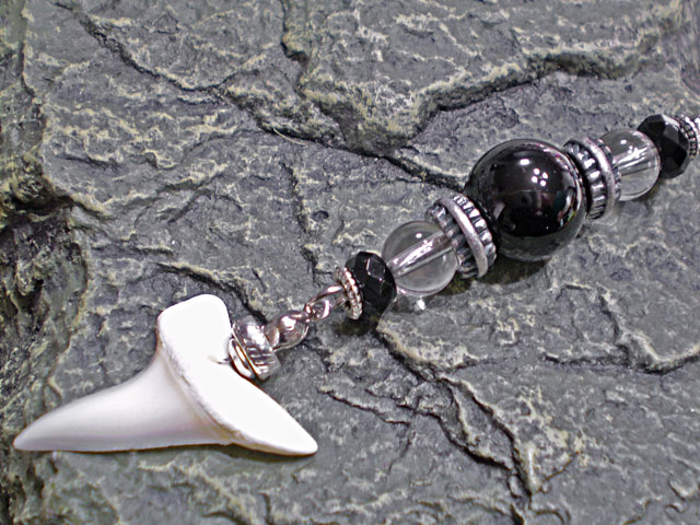 幸運のお守り★アオザメ歯ストラップ【オニキス/水晶】