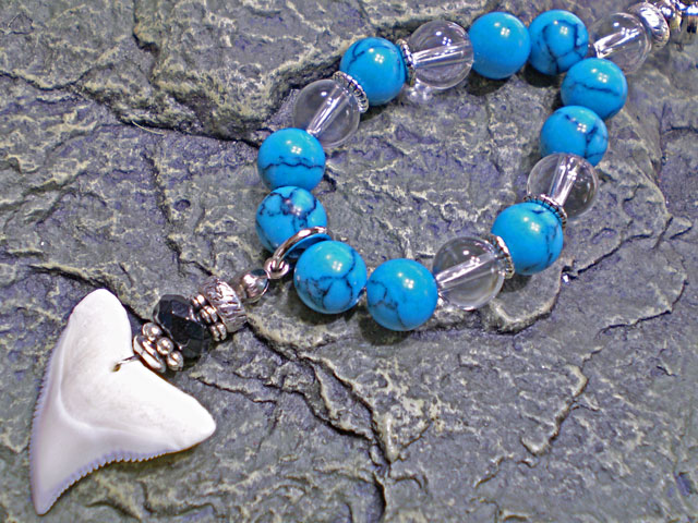 天然石がオシャレ★メジロザメ歯ストラップ【ハウライトターコイズ＆水晶】