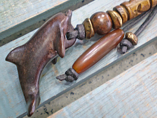 サーファー必見！ウッド（木彫り）キーホルダー　イルカ