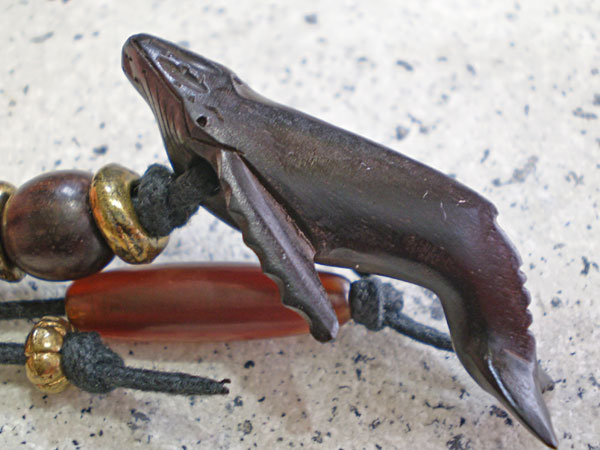 サーファー必見！ウッド（木彫り）キーホルダー　ザトウクジラ