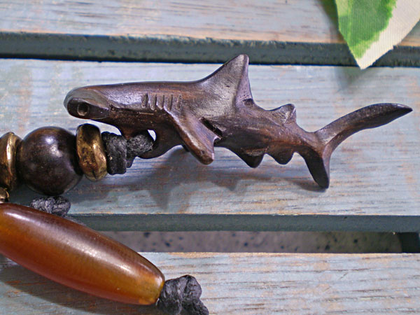サーファー必見！ウッド（木彫り）キーホルダー　シュモクザメ