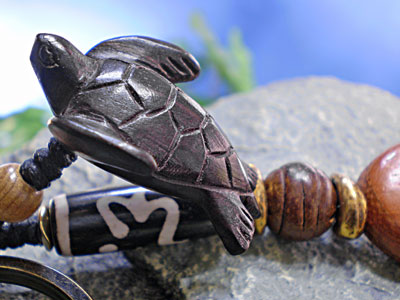 ボーンビーズが個性を演出★ウッド（木彫り）キーホルダー　カメ