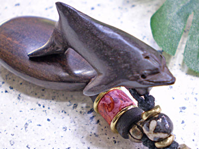 海モチーフ★ウッド（木彫り）キーホルダー　イルカ