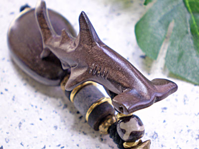 海モチーフ★ウッド（木彫り）キーホルダー　シュモクザメ