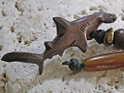 サーファー必見！ウッド（木彫り）キーホルダー　シュモクザメ