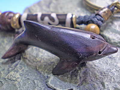 ボーンビーズが個性を演出★ウッド（木彫り）キーホルダー　イルカ