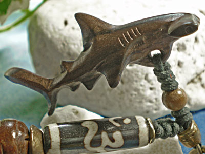 ボーンビーズが個性を演出★ウッド（木彫り）キーホルダー　シュモクザメ