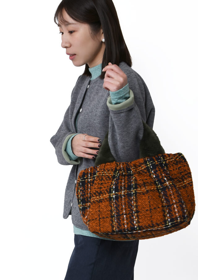 チェック柄のネイビー・ブラックバッグ ここまでおしゃれなバッグが付録でいいの！？持つだけで品よく可愛い