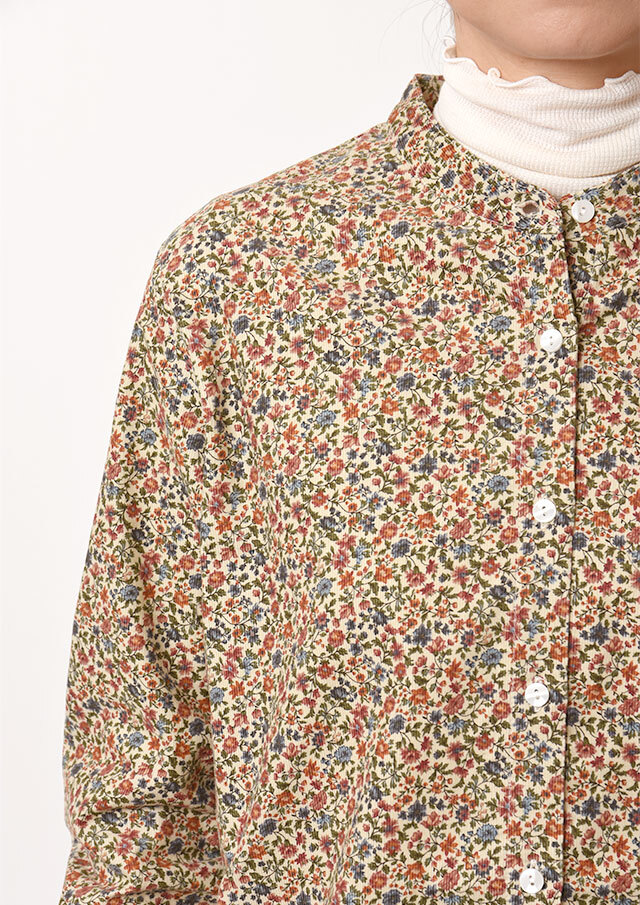 新品未使用品スタンドカラーブラウスドレステリアtomorrowland花柄 ウォッシャブルサテン スタンドギャザーカラーブラウス