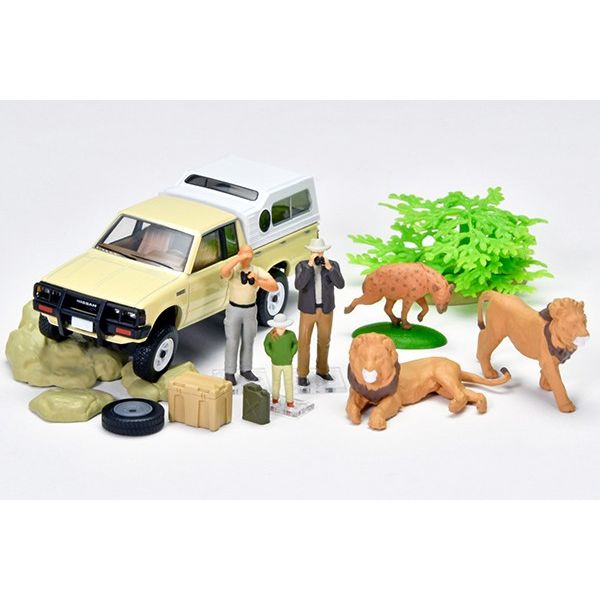 【7月予約】海洋堂×トミカリミテッド ヴィンテージ 1/64 ジオコレ64 ＃カースナップ32a サファリ4 ニッサン キングキャブ付属 完成品ミニカー 336693