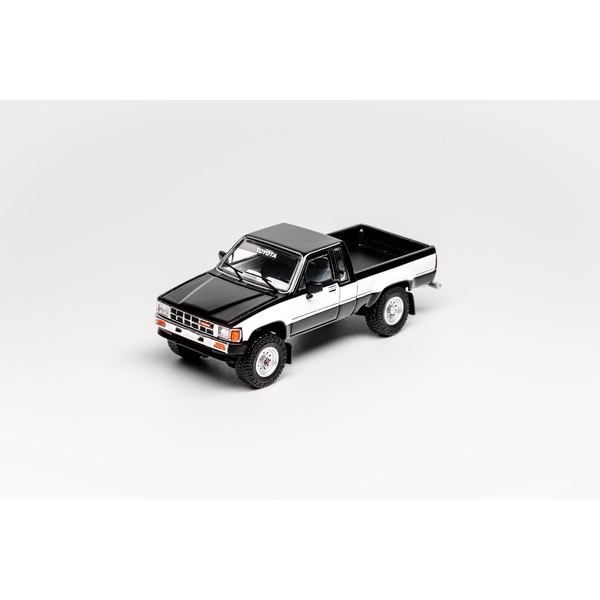 11月予約】1/64 トヨタ ハイラックス SR5 XTRA Cab 1985 ブラック 完成