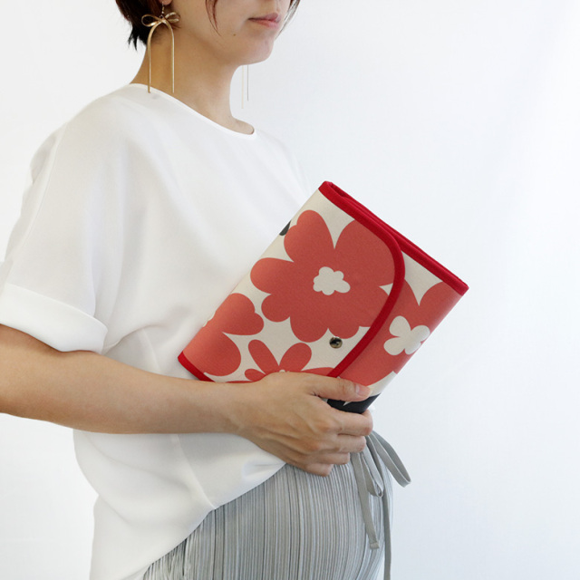 母子手帳ケース ジャバラ 北欧フラワー スカーレット サイズ感