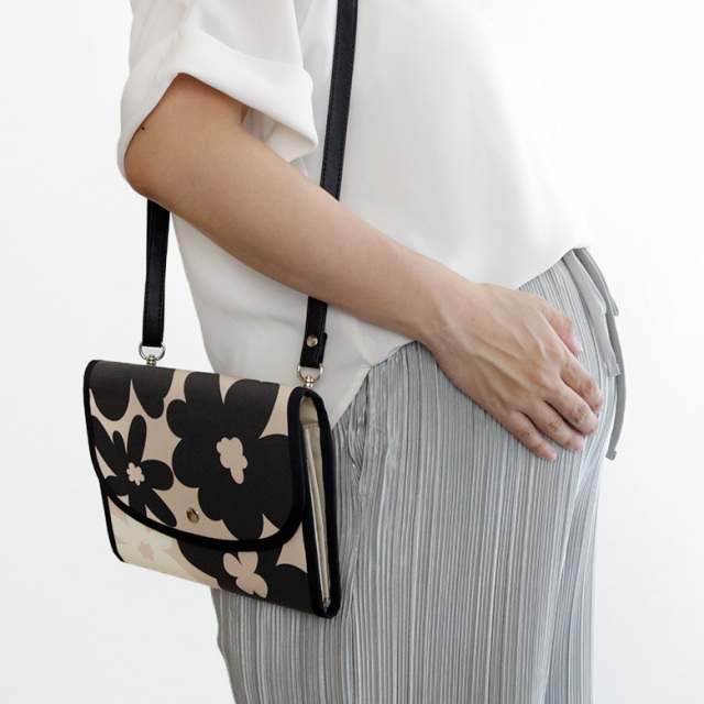母子手帳ケース ジャバラ 北欧フラワー クリームブラック ショルダーベルト使用イメージ
