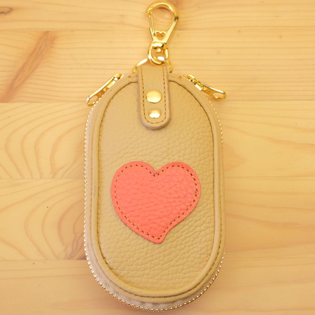 可愛いハートのファスナーキーケース：革小物