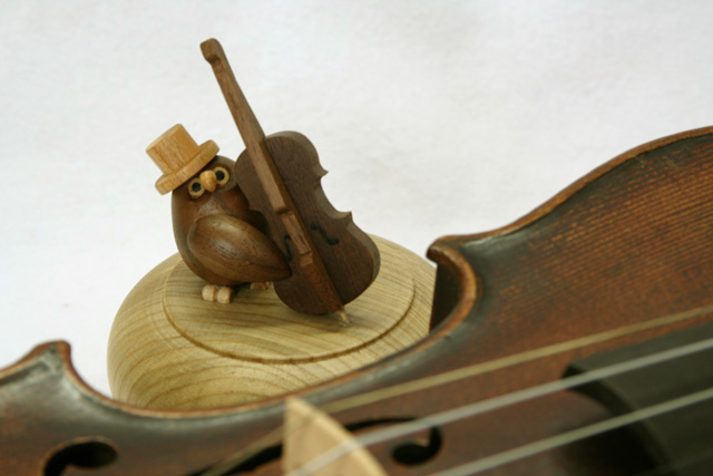 ベースを奏でたいフクロウ　オルゴール