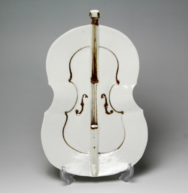 音楽雑貨 九谷焼　磁器 チェロ 皿 弦楽器　鉄絵 染付 ギフト