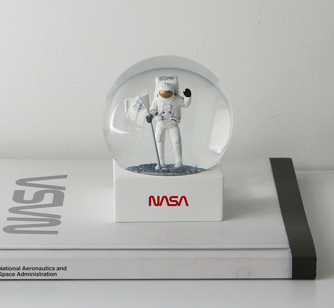 NASA Snow Globe 月面の宇宙飛行士モチーフのスノードーム 3761100AS