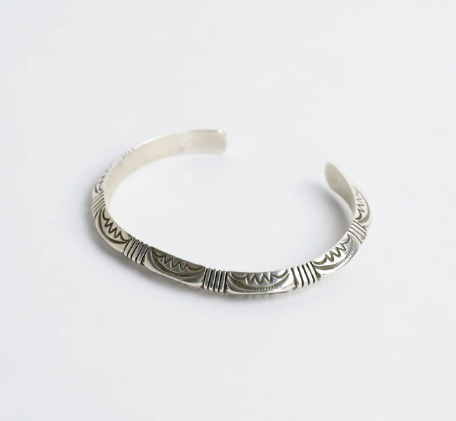 indian jewelry インディアンジュエリー  Geneva Ramone ジェネバラモーン ナバホ シルバー925 トライアングルスタンプ バングル