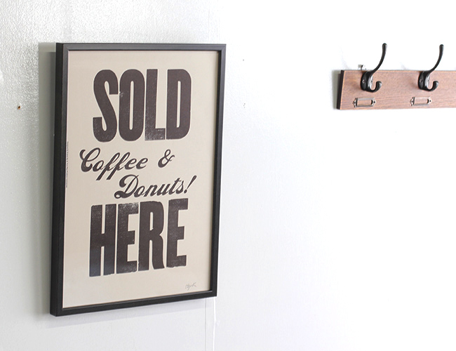 A TWO PIPE PROBLEM LETTERPRESS 　SOLD COFFEE & DONUTS HERE  Lサイズ