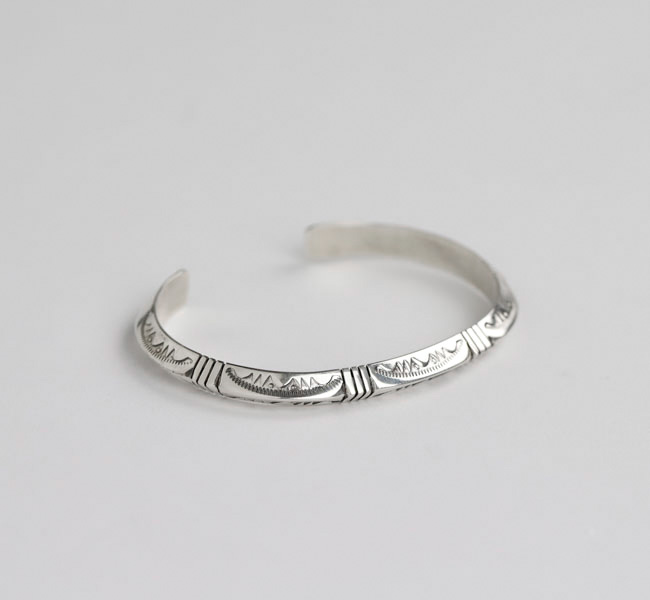 indian jewelry インディアンジュエリー Geneva Ramone ジェネバラモーン ナバホ  シルバー925 トライアングルスタンプ バングル