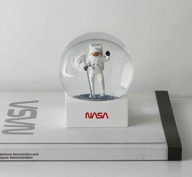 NASA Snow Globe 月面の宇宙飛行士モチーフのスノードーム 3761100AS