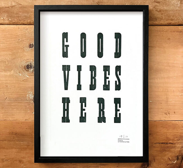 TOMIGAYA Letterpress｜富ヶ谷レタープレス / TOMIGAYA Letterpress　　GOOD VIBES HERE ポスター　Ｍサイズ　フレーム付き