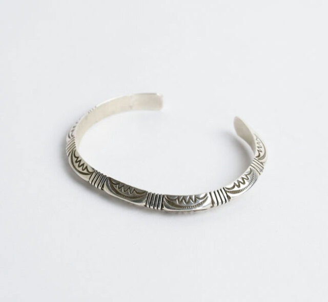 indian jewelry インディアンジュエリー  Geneva Ramone ジェネバラモーン ナバホ シルバー925 トライアングルスタンプ バングル