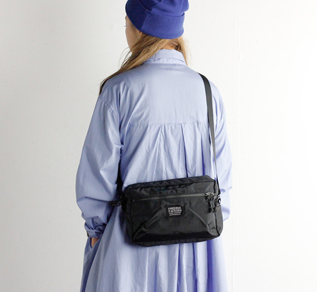 FREDRIK PACKERS  フレドリックパッカーズ 420D SNUG SHOULDER M スナッグショルダーM ブラックジッパー