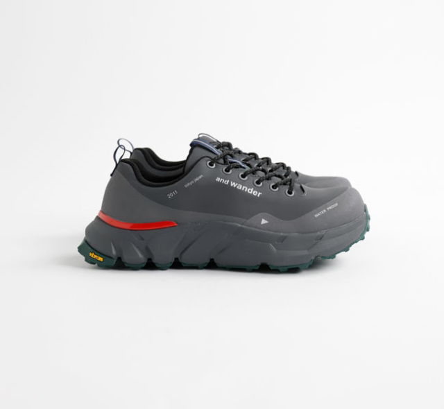and wander アンドワンダー 5978145 ウォータープルーフ トレックシューズ waterproof trek shoes low charcoal