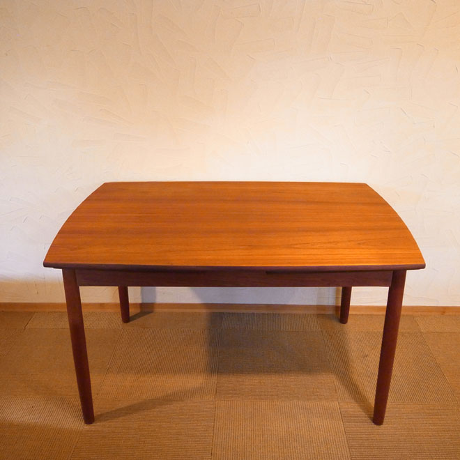 デンマーク製のダイニングテーブル