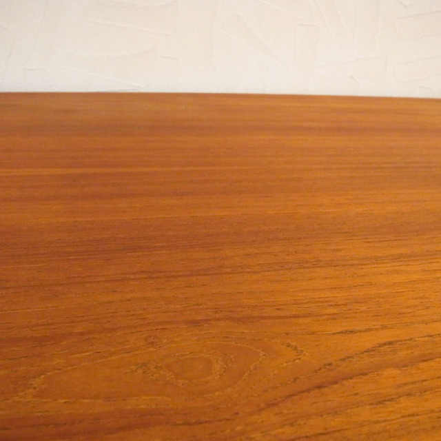 デンマーク製のダイニングテーブル