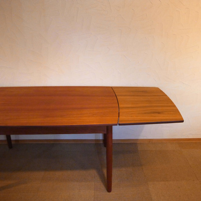 デンマーク製のダイニングテーブル