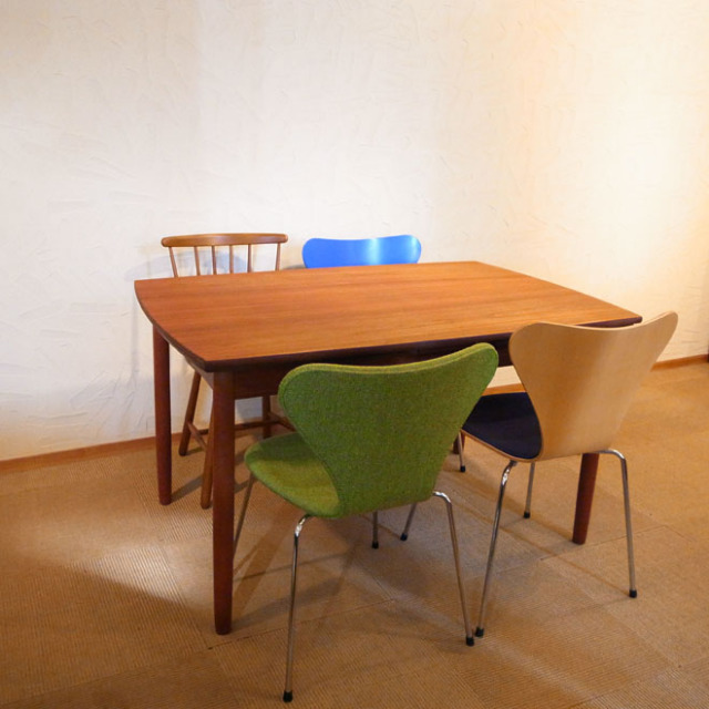 デンマーク製のダイニングテーブル